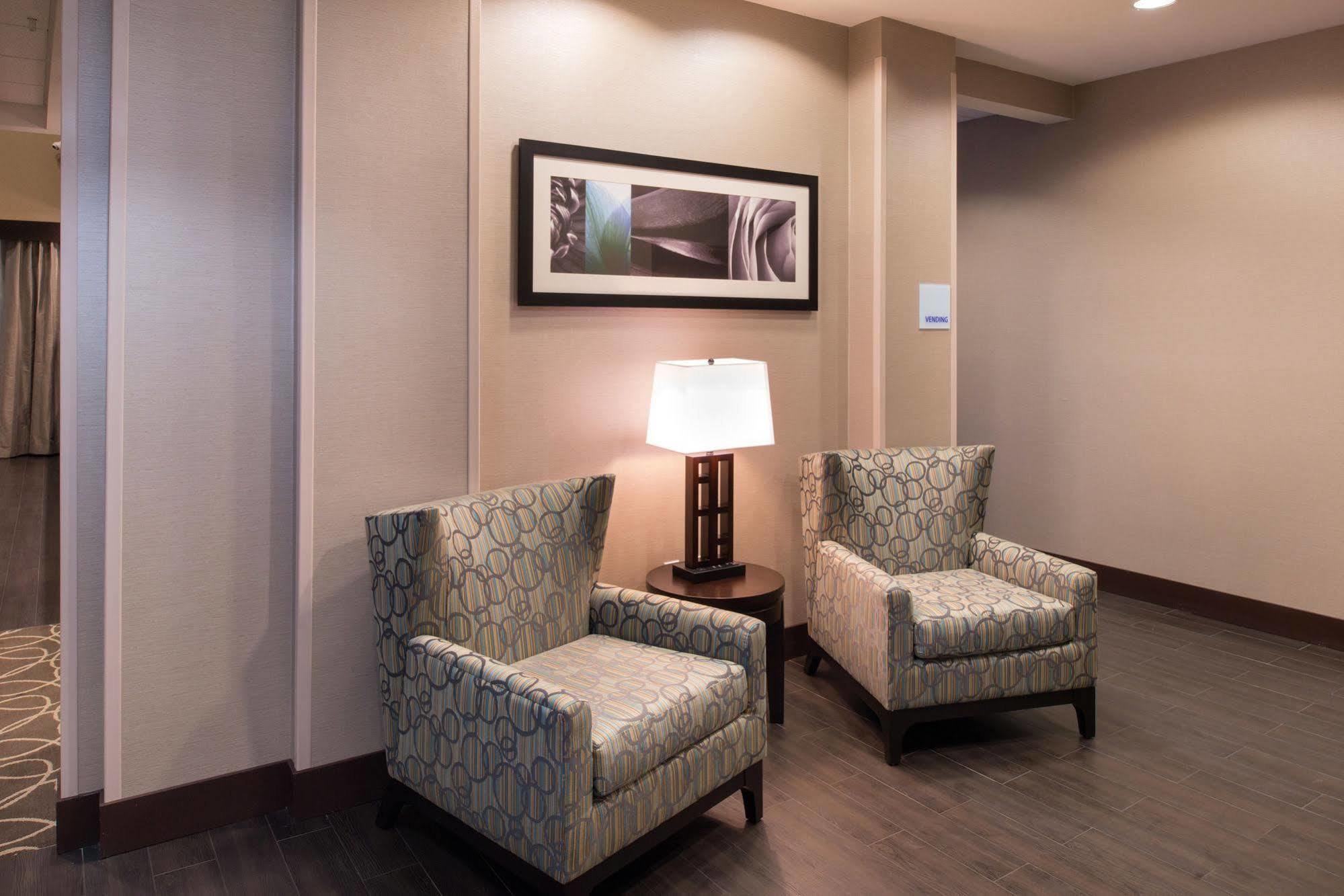 Holiday Inn Express & Suites Bakersfield Airport By Ihg Exterior photo