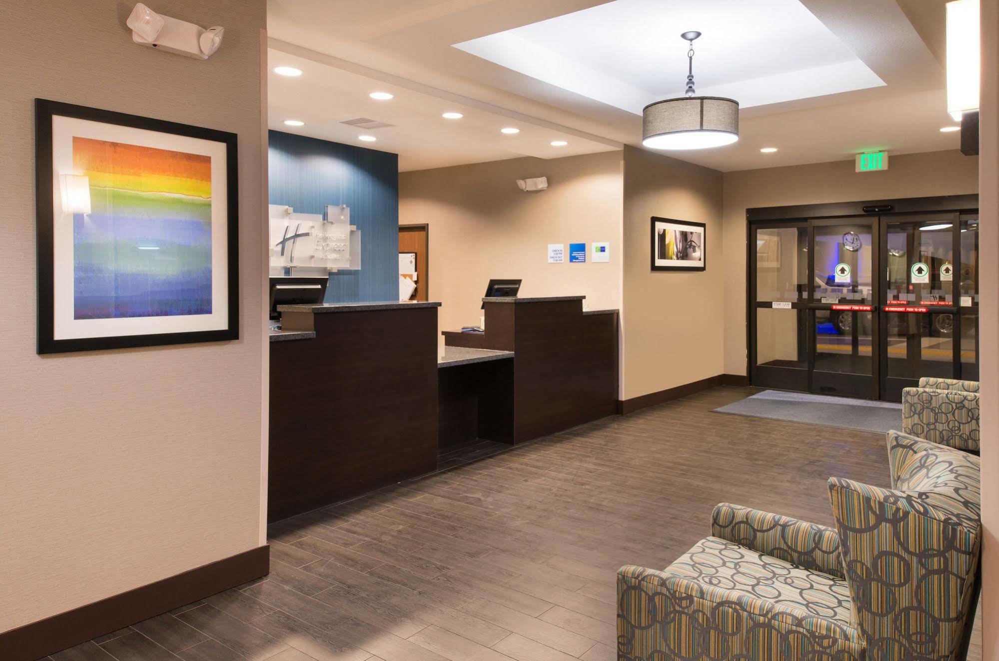 Holiday Inn Express & Suites Bakersfield Airport By Ihg Exterior photo